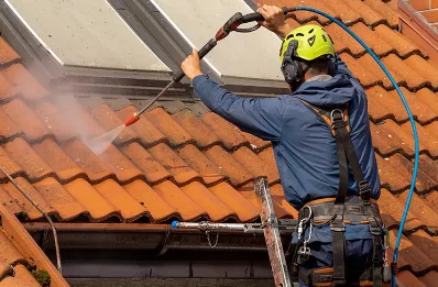 Démoussage et hydrofuge de toiture à Saint-Nazaire-de-Pézan